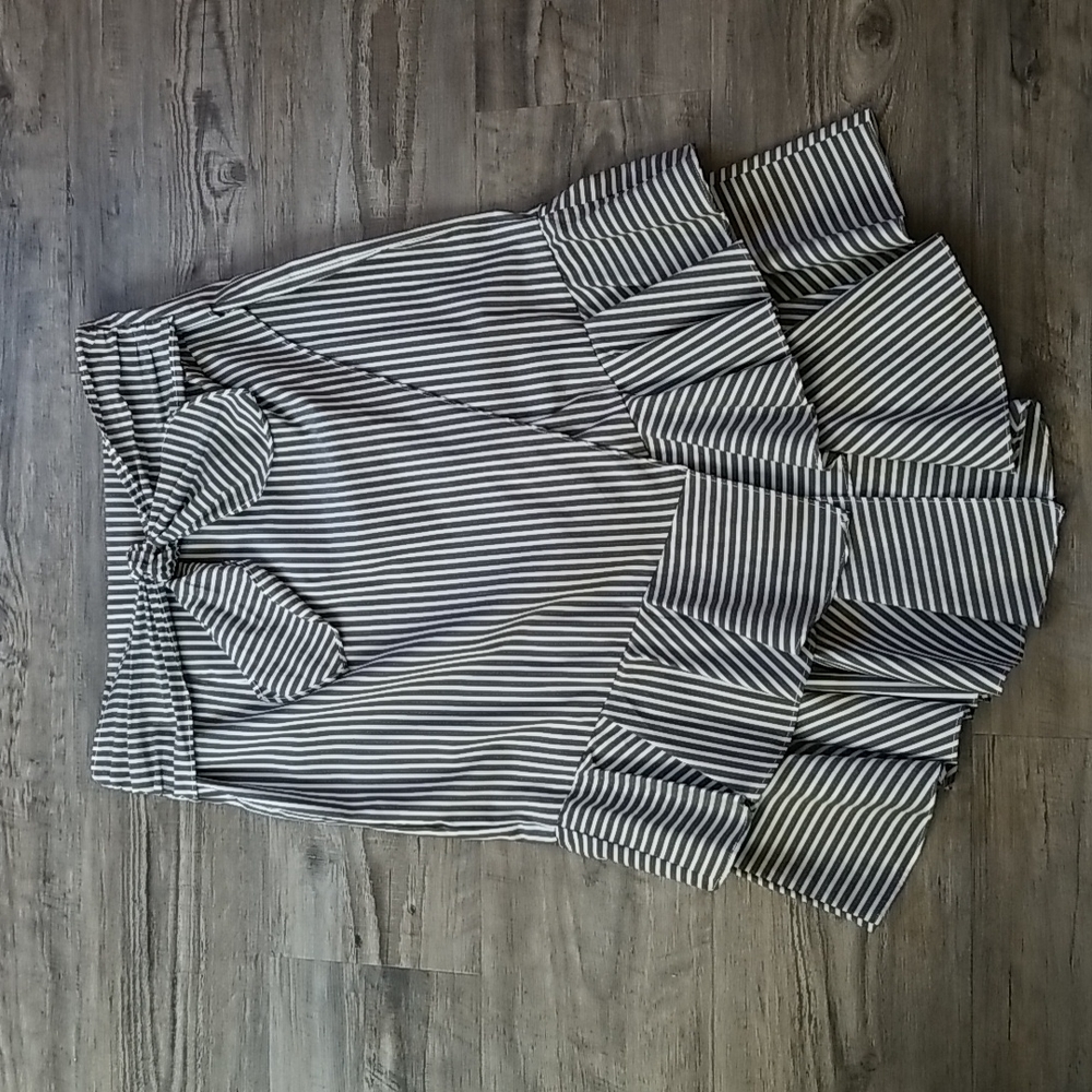 EUC Worthington size 12 skirt grey/white stripe